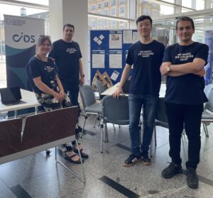 4 Personen mit LNDW-T-Shirt stehen vor einem vorbereiteten Stand